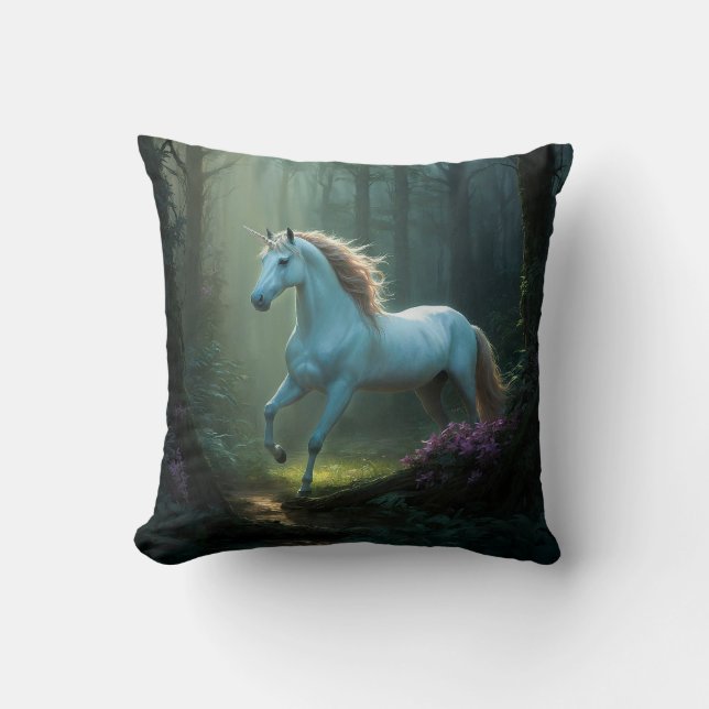 Magic Unicorn in Enchanted Forest Kudde (Framsida)