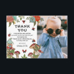 Magic Watercolor Ladybug Girl Birthday Photo Tack Kort<br><div class="desc">Toppen, magisk födelsedagsfest, jaktbildsfoto tack vare ditt kort. Utformningen innehåller ett foto av födelsedagsbarnet, färgstarka blommigtar, grönt löv och faux guld accents, söta små röda ladybuggar, svamp och ett litet mjölkhus. Perfekt för lite dam första födelsedag, men kan också vara för vilken ålder som helst. Den moderna mallen är lätt...</div>