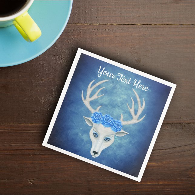 Magic White Hjort Head Söt Blue Ro Antlers Pappersservett (Fantasy white deer head with antlers and crown of blue roses on vibrant blues paper party napkins.)