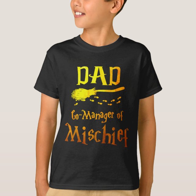Magical Dad, Manager Of Mischief Birthday Family M T Shirt (Framsida)