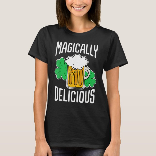 Magically Delicious St Patrick's Day T Shirt (Framsida)