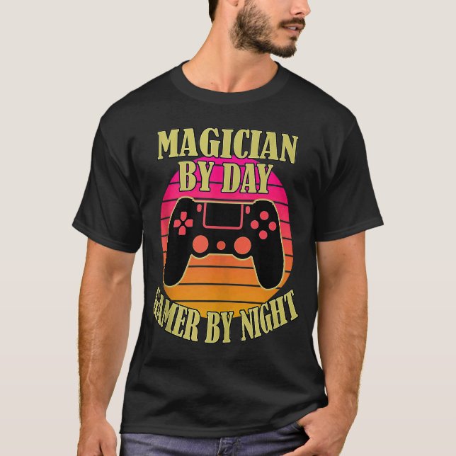 Magician by Day Gamer by night Video Game Control T Shirt (Framsida)