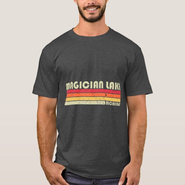 MAGICIAN SJÖ MICHIGAN Funny Fishing Camping T Shirt (Framsida)