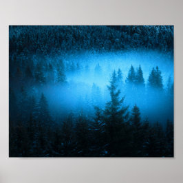 Magisk dimma i snöig granskog poster