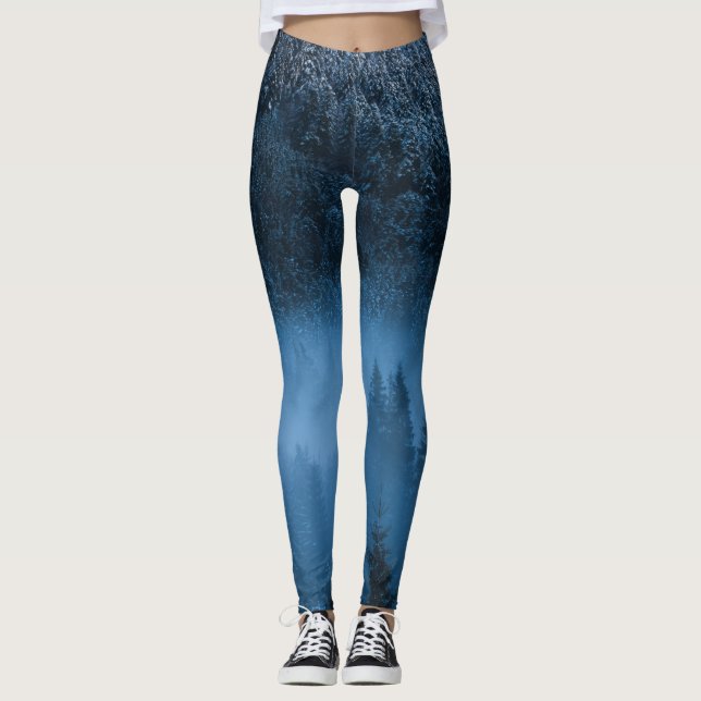 Magisk dimma över snögrödskog leggings (Framsida)