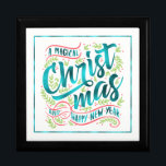 Magisk jultypografi - Teal ID441 Smyckeskrin<br><div class="desc">En vacker julkipébox med tealfolie av typografi av "A Magic jul and Gott nytt år". Utformningen är inramad i teal och dekorerad med bär,  mistletoe och korallaccenter på en valfri vit bakgrund.Sök-ID441 om du vill se andra samordningsprodukter och ytterligare alternativ för färg för denna utformning.</div>