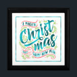 Magisk jultypografi - Teal ID441 Smyckeskrin<br><div class="desc">En vacker julkipébox med tealfolie av typografi av "A Magic jul and Gott nytt år". Utformningen är inramad i teal och dekorerad med bär,  mistletoe och korallaccenter på en valfri vit bakgrund.Sök-ID441 om du vill se andra samordningsprodukter och ytterligare alternativ för färg för denna utformning.</div>