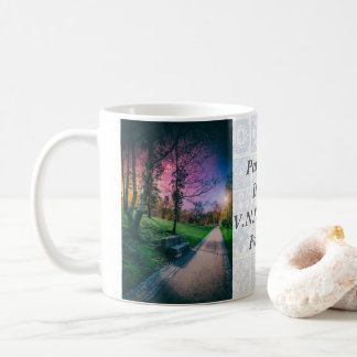 Magisk natt himmel i en park med färgad himmel kaffemugg