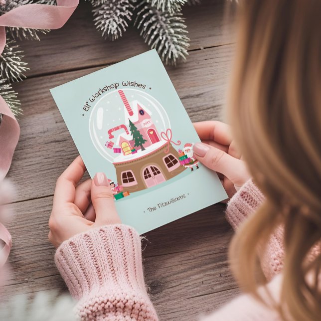 Magisk Snöglob Tomtens Tomteverkstad Rosa Julkort (Magical Snow Globe Santa's Elves Pink Workshop Holiday Card)