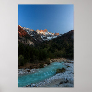 Magisk solnedgång över bergen och floden poster