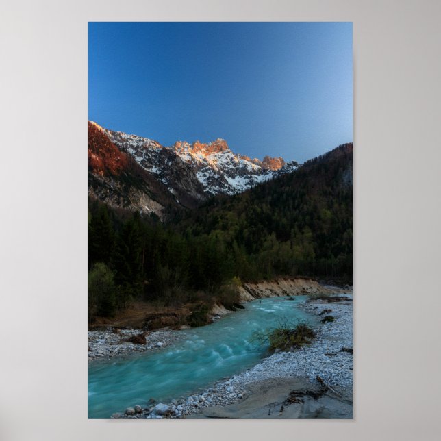 Magisk solnedgång över bergen och floden poster (Framsidan)