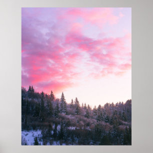 Magisk stark rosa solnedgång ovanför snöskog poster