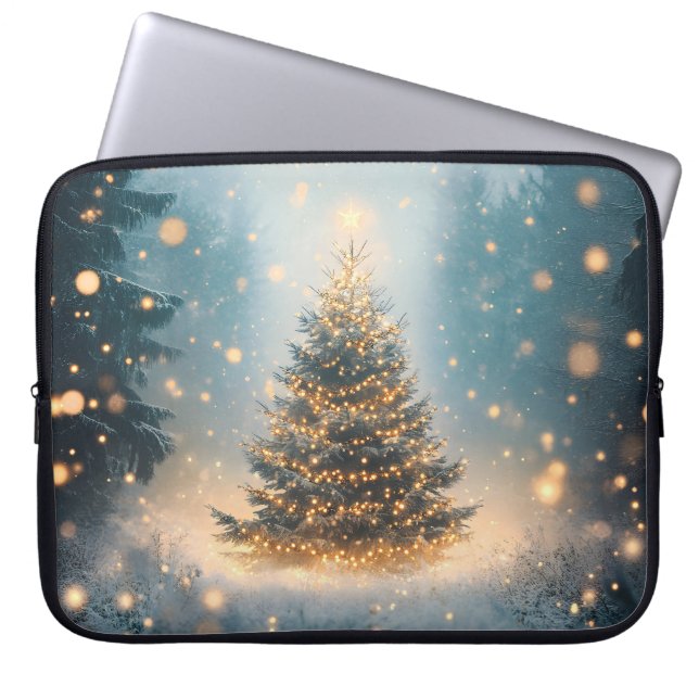 Magisk vinter snöig skog julgran laptop fodral (Framsidan)