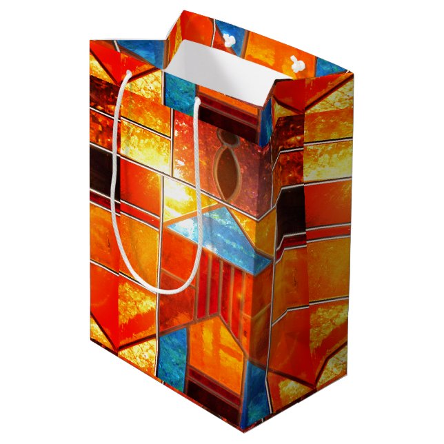 Magiskt ljus som väller ut från kyrkans fönster (Baksidan Vinklad)