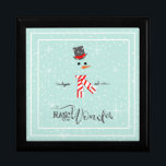 Magiskt och  jultomte Snögubbe Mint ID440 Minnesask<br><div class="desc">Vackra keepébox till jul med en stiliserad snögubbe i vitt på en mint grönt-bakgrund som är spridd med snöflingor och stjärnor. Elegantens typografi av "Magic and " slutför designen. Lägg till ditt namn om du vill anpassa det om du vill. Sök i ID440 om du vill se andra samordningsprodukter och...</div>