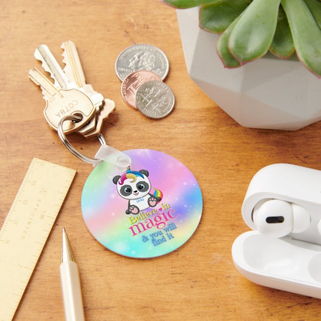 Magnesikonpanda på regnbågsbakgrund nyckelring (Skrivbord)