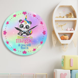 Magnesikonpanda på regnbågsbakgrund stor klocka