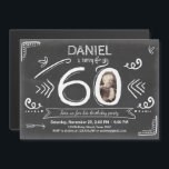 Magnet-födelsedagsinbjudan 60:e kalkkort magnetisk inbjudningskort<br><div class="desc">♥ Ett perfekt till inbjudan för dina gäster till denna speciella födelsedagsfest! Chalkboard letar efter en 60-årsdag! Du kan lägga till din egen bild!</div>