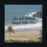 Magnet för Ocean och Beach bröllopsdatum<br><div class="desc">Vackra landningar i Kauai,  Hawaii på havs- och sandstranden med handflatan träd och rullande vinkara. Lägg till namn eller annan information efter behov.</div>