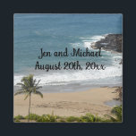 Magnet för Ocean och Beach bröllopsdatum<br><div class="desc">Vackra landningar i Kauai,  Hawaii på havs- och sandstranden med handflatan träd och rullande vinkara. Lägg till namn eller annan information efter behov.</div>