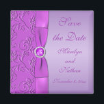 Magnet Lavender and Lila Wedding Favor<br><div class="desc">Spara datum magneter överensstämmer med inbjudan och andra objekt som visas nedan. Observera att ribban och juvelerna är konstverk och inte verkliga. Du kan också anpassa det till att säga "Tack" och använda det som en bröllopsförmån för dina gäster. Om det finns några andra matchande objekt som du behöver, skicka...</div>