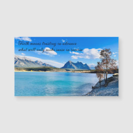 Magnet med foto av bergssjö och troende inspireran