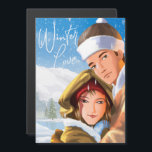 Magnetikkort för Romantic Glad helg Winter Kärlek<br><div class="desc">Tittar så söt! Det unga romantiska paret som är utklädt på tung vinter jackar,  handskar och hattar som njuter av vädret i kallet och snö faller över bergen,  träd och sjö. Du kan ändra texten.</div>