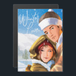 Magnetikkort för Romantic Glad helg Winter Kärlek<br><div class="desc">Tittar så söt! Det unga romantiska paret som är utklädt på tung vinter jackar,  handskar och hattar som njuter av vädret i kallet och snö faller över bergen,  träd och sjö. Du kan ändra texten.</div>