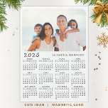 Magnetisk kalender 2025 på spanska med foto<br><div class="desc">Denna enkla minimalistiska stil magnetisk 2025-kalender på spanska för USA (Söndag är veckans första dag) är lätt att anpassa med din familj namn och anpassningsbar foto för att skapa en unik present till dina nära och kära. Den vita och svarta designen med ett färgstarkt foto ser fin och tydlig ut...</div>