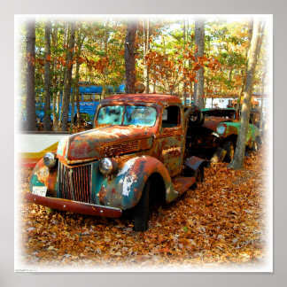 Magnificent Rusting Lastbil i Wooded Junk Yard Poster