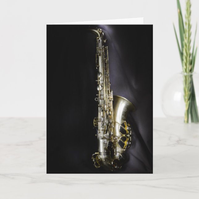 Magnifikt brasssaxofon på svart bakgrund kort (Framsida)