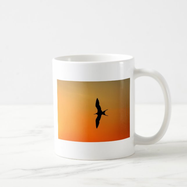 Magnifikt fregattfågel som flyger orange sunset kaffemugg (Höger)