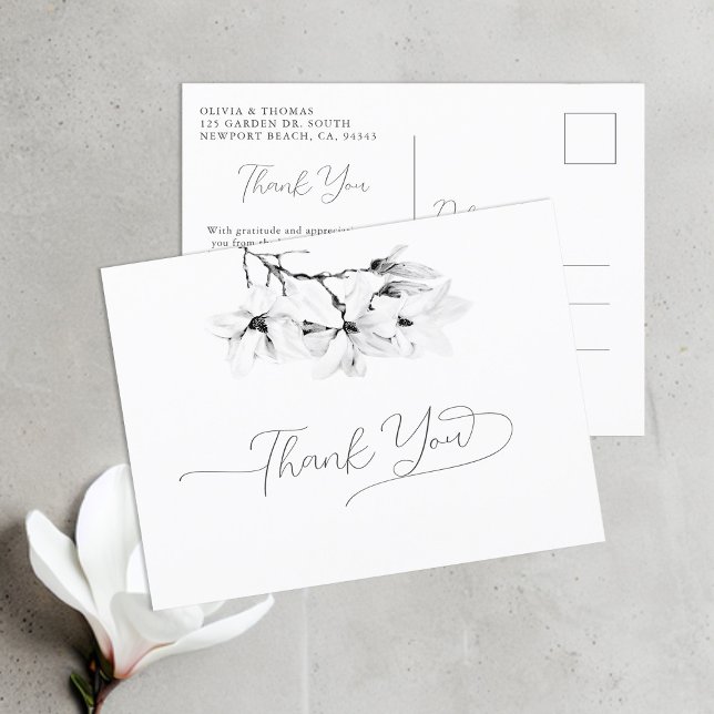 Magnolia Black White Calligraphy Bröllop Tack Vykort (Magnolia Wedding Thank You Postcard with Elegant Script Calligraphy and Ample, Feminine Flourishes)