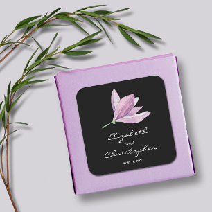 Magnolia Blommigt Wedor Favor on Black Fyrkantigt Klistermärke
