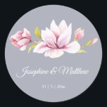 Magnolia Charm Blommigt Wedding Stickers Runt Klistermärke<br><div class="desc">De här bröllopsmärken har magnoliska blommor. Du kan anpassa dessa klistermärken med namn och bröllop-datumet. Klicka på knappen "Anpassa" om du vill ha fler alternativ om du vill ändra texten storlek eller om du vill lägga till ytterligare text. Dessa klistermärken är idealiska för använda som klistermärken eller för att dekorera...</div>