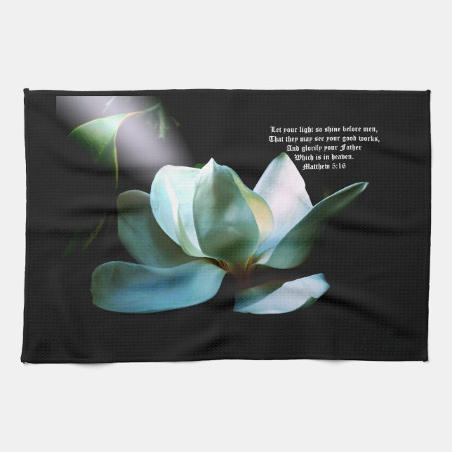 Magnolia Closeup Spotlight Matthew 5:16 Kökshandduk (Horisontell)