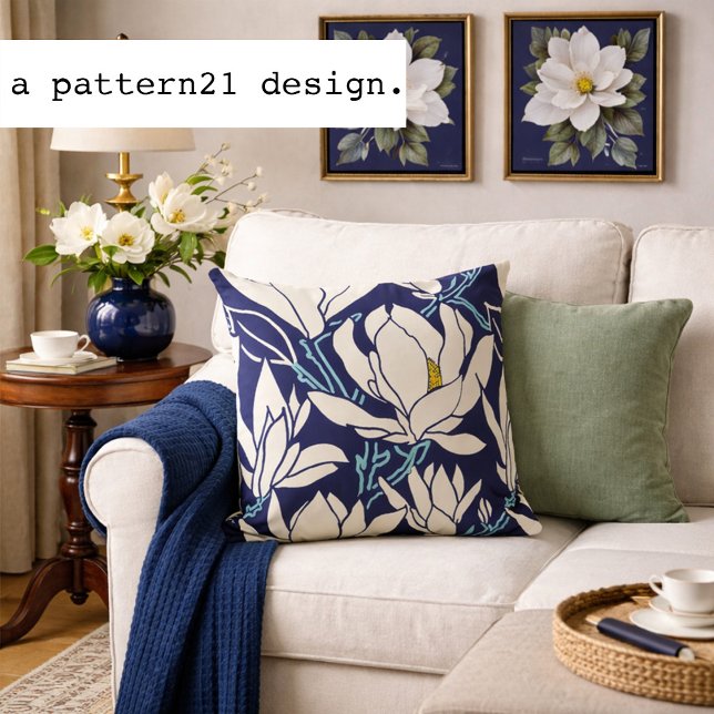 Magnolia-grafik i indigo-mönster kudde (Navy magnolia botanicals bring timeless Southern garden charm to elegant living spaces.)