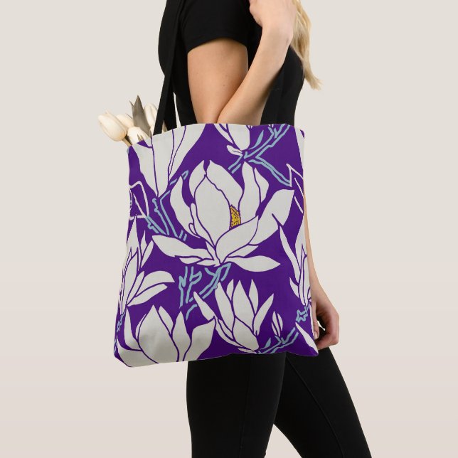 Magnolia graphic in violet pattern tygkasse (Närbild)