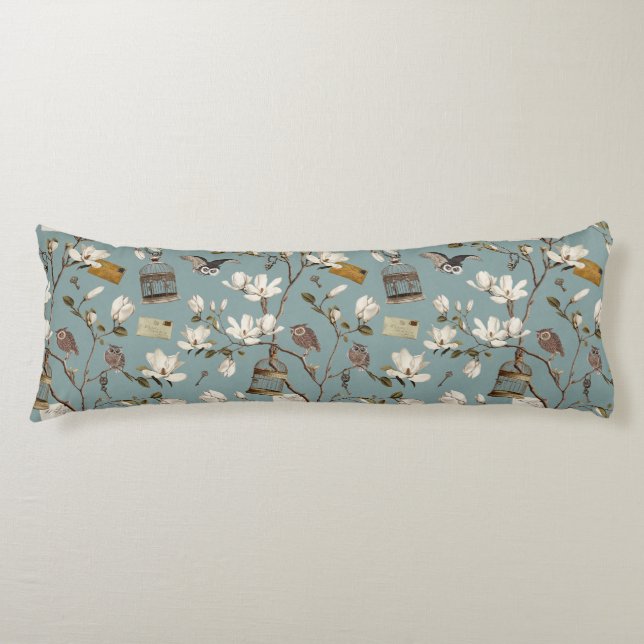 Magnolia Grove with Owls in Duck egg blue Kroppskudde (Framsidan)