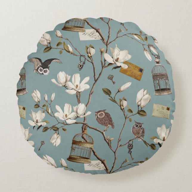 Magnolia Grove with Owls in Duck egg blue Rund Kudde (Framsidan)