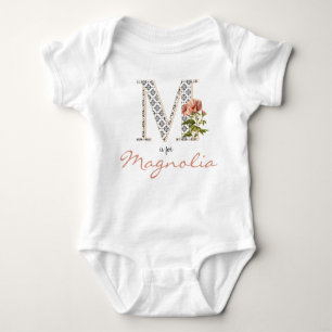 Magnolia Namn Reveal Blommigt Brev Girl Whimsical T Shirt