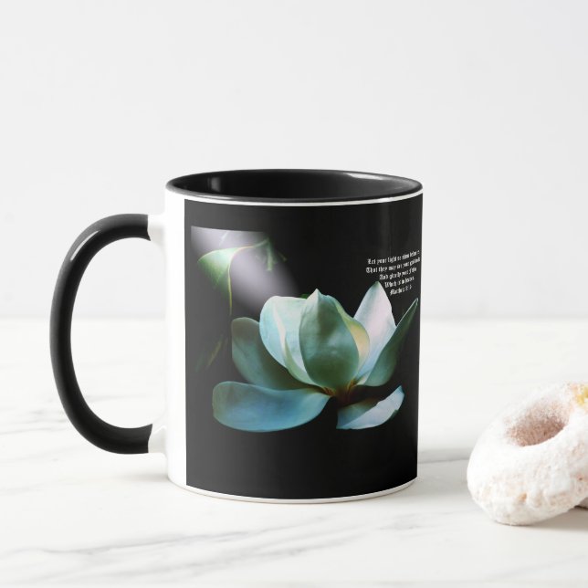 Magnolia närbild spotlight Matteus 5:16 Mugg (Med munk)