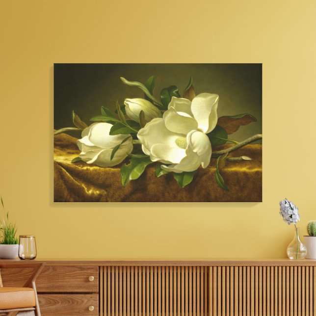 Magnolior på gul sammetduk av MJ Heade Canvastryck (Insitu (Vardagsrum))
