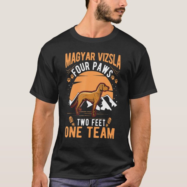 Magyar Vizsla four paws two feet one team Magyar V T Shirt (Framsida)