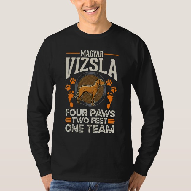 Magyar Vizsla four paws two feet one team Magyar V T Shirt (Framsida)