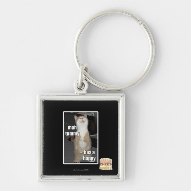 Mah-tummyen har en lycklig fyrkantig silverfärgad nyckelring (Framsidan)