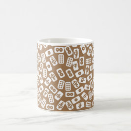 Mahjong-plattorna mönster vita på brunt kaffemugg