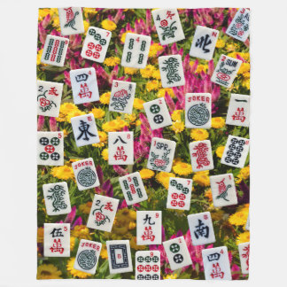Mahjong-symboler på vildblomsbakgrund fleecefilt