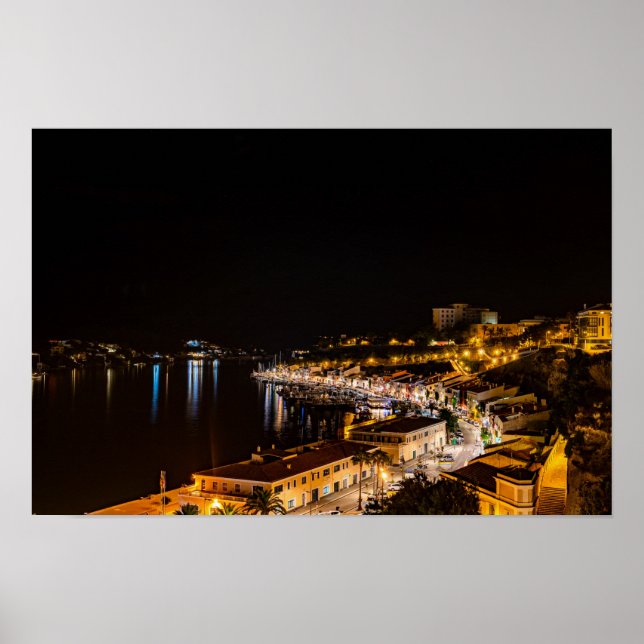 Mahon hamn på natten - Menorca, Spanien Poster (Framsidan)
