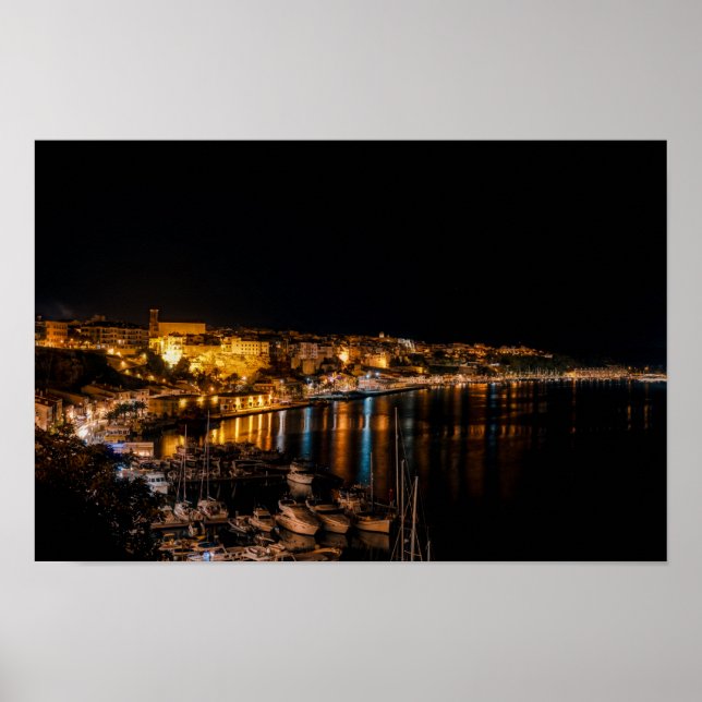 Mahon Harbor nattetid - Menorca, Spanien Poster (Framsidan)